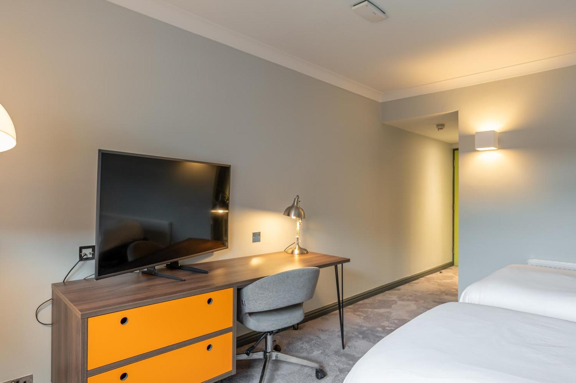 Village Hotel Cardiff Bagian luar foto